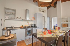 Familielejlighed - flere soveværelser - 2 badeværelser - ved sø (Morgante Salò-Lake view & parking) | Privat køkken | Køleskab, mikrobølgeovn, ovn, kogeplade