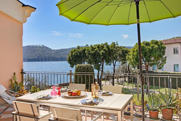 Family Apartment, 2 Bedrooms, 2 Bathrooms, Lakeside (Morgante Salò-Lake view & parking) | Outdoor dining - Morgante Salo-lake View & Parking (Salò)