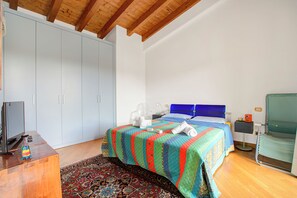 A bedroom with a bed, a wardrobe, a desk with a computer, and a television. - Morgante Salo-lake View & Parking (Salò)