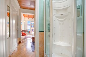 Family Apartment, 2 Bedrooms, 2 Bathrooms, Lakeside (Morgante Salò-Lake view & parking) | Bathroom - Morgante Salo-lake View & Parking (Salò)
