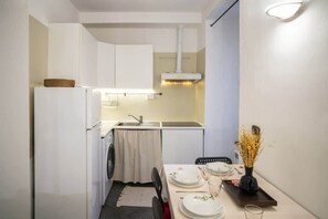 Réfrigérateur, four à micro-ondes, un four, surface de cuisson