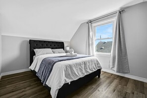 5 bedrooms, desk, iron/ironing board, WiFi