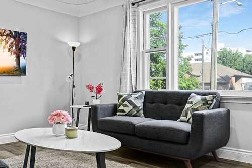 NEW 5 Bedroom House Near The Falls!