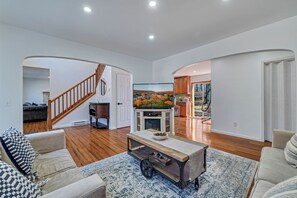 Smart TV, fireplace - 4-bedroom house in charming Saw Creek Poconos area with pool access, plus more! (Saw Creek)