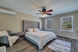 4 bedrooms, travel crib, WiFi, bed sheets - 4-bedroom house in charming Saw Creek Poconos area with pool access, plus more! (Saw Creek)
