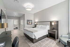 4 soverom, skrivebord, strykejern/-brett og reiseseng for barn