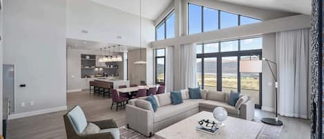 Televisión, chimenea, oficina