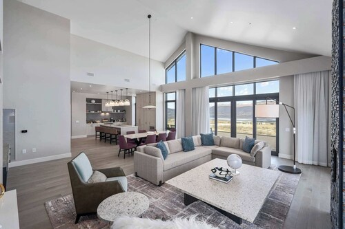 Luxury Corner Suite, Private Hot Tub, walk to lift