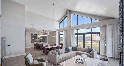 Luxury Corner Suite, Private Hot Tub, walk to lift