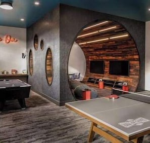 Games room - Luxury Corner Suite, Private Hot Tub, walk to lift (Park City)