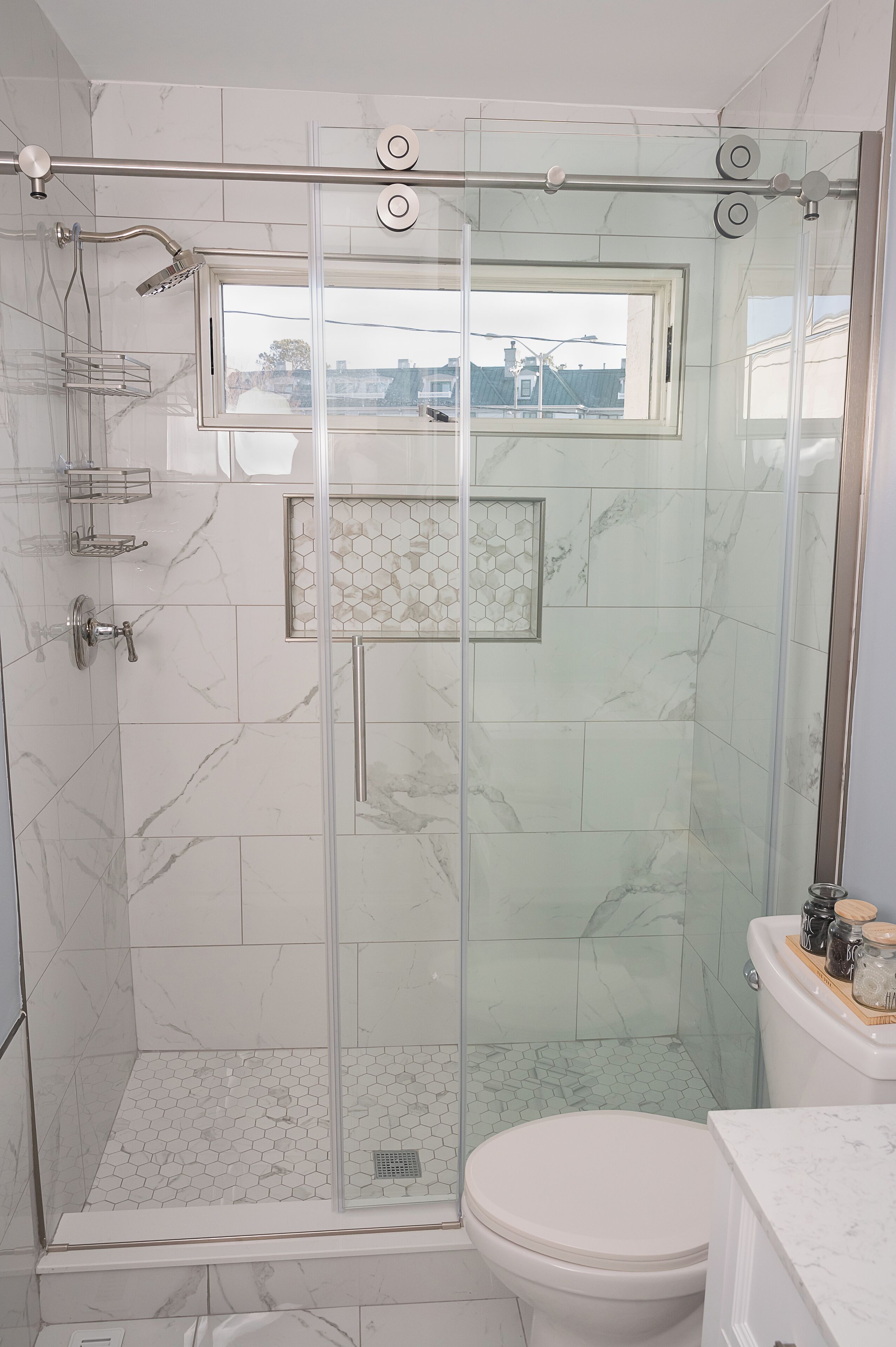 Chuveiro, sabonete, shampoo, papel higiênico
