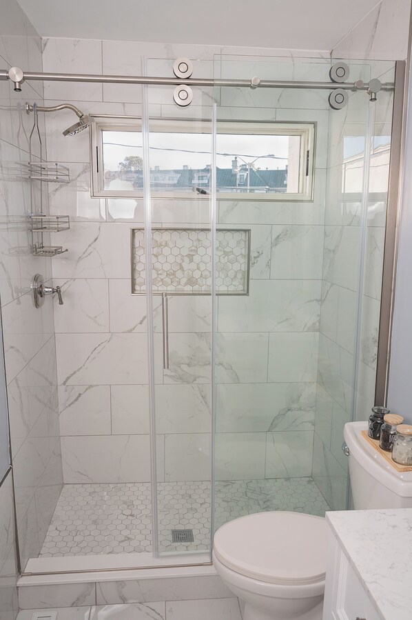 Regadera, jabón, shampoo, papel de baño 
