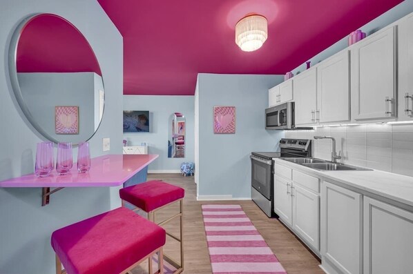 Réfrigérateur, micro-ondes, four, plaque de cuisson