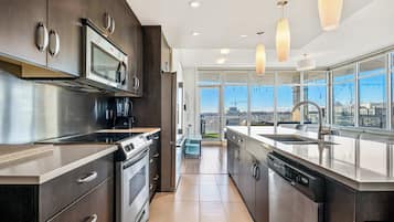 Refrigerador, microondas, horno, placa de cocina
