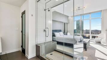 2 bedrooms, desk, iron/ironing board, WiFi