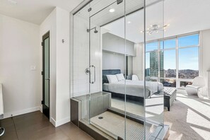 2 bedrooms, desk, iron/ironing board, WiFi - Urban Oasis | 2BR Condo | Downtown | Large Balcony (Calgary)