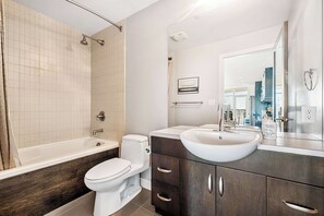 Ducha, secador de pelo y toallas