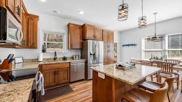 Geladeira, micro-ondas, fogão, cooktop