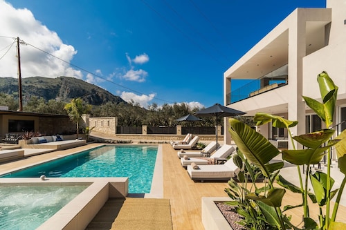 Villa Serenity- Modern villa for an exclusive vacation in Crete