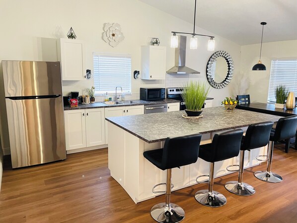 Fridge, microwave, oven, stovetop - PEACEFUL UPSCALE PARADISE
3-bedroom house in Tampa Florida (Tampa)