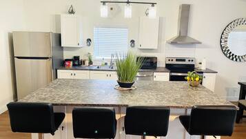 Geladeira, micro-ondas, fogão, cooktop