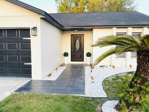 Exterior detail - PEACEFUL UPSCALE PARADISE
3-bedroom house in Tampa Florida (Tampa)