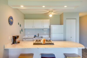 Kjøleskap, kokeplater, oppvaskmaskin og kaffetrakter/tekoker