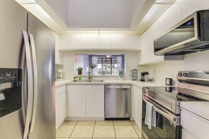 Réfrigérateur, micro-ondes, plaque de cuisson, lave-vaisselle