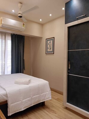 3 bedrooms, in-room safe, desk, iron/ironing board - Luxurious Sea-view 3 BHK Service Apartment In CBD Belapur. Roy Bari, Satya Stays (Navi Mumbai)