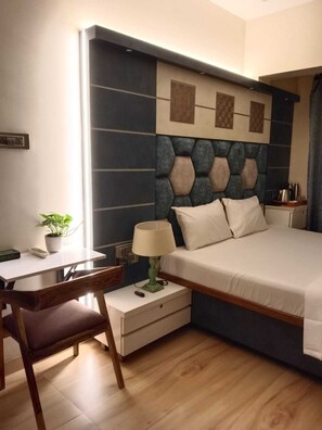3 bedrooms, in-room safe, desk, iron/ironing board - Luxurious Sea-view 3 BHK Service Apartment In CBD Belapur. Roy Bari, Satya Stays (Navi Mumbai)