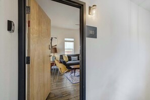 TV - Modern Edge! Cozy & Stylish Downtown Retreat (Colorado Springs)