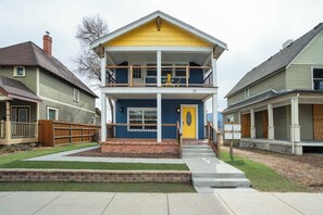 Exterior - Modern Edge! Cozy & Stylish Downtown Retreat (Colorado Springs)