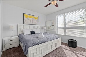 3 chambres, bureau, fer et planche à repasser, lit parapluie