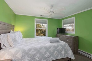 4 bedrooms, desk, iron/ironing board, WiFi - Waterfront | Pet Friendly & Close to St. Michaels (Bozman)