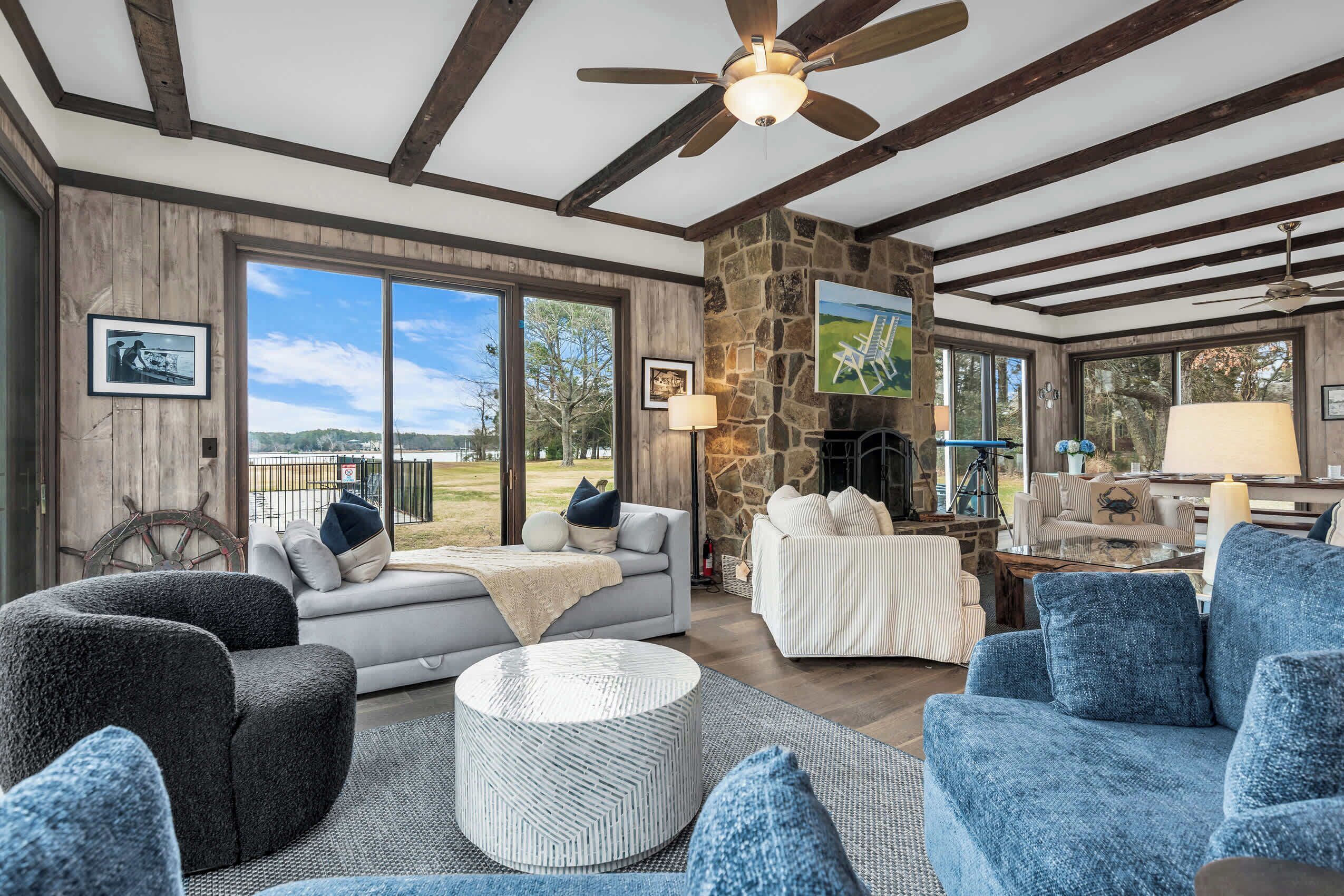 Fernseher, Tischfußball, Arbeitsbereiche