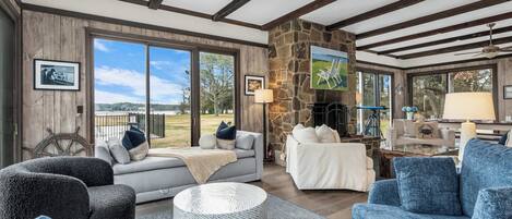 Televisión, futbolito, oficina