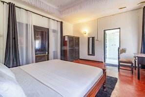 5 bedrooms, iron/ironing board, WiFi, bed sheets