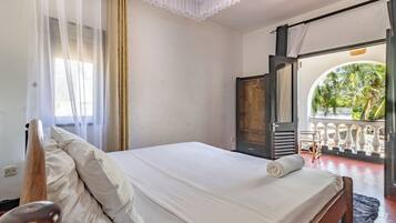 5 bedrooms, iron/ironing board, WiFi, bed sheets