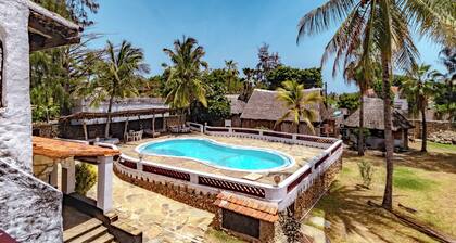 5 br villa All En-suite with swimming pool 2 mins to the beach in Nyali Mombasa