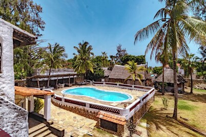 5 br villa All En-suite with swimming pool 2 mins to the beach in Nyali Mombasa