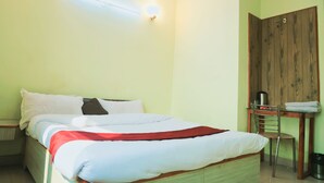 Ein Zimmer mit einem Bett, einem Schreibtisch und einem Stuhl.