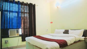 AC Deluxe Double Bed Room With City View | أغطية فراش متميزة ومكتب وتجهيزات عازلة للصوت وأسرّة قابلة للطي