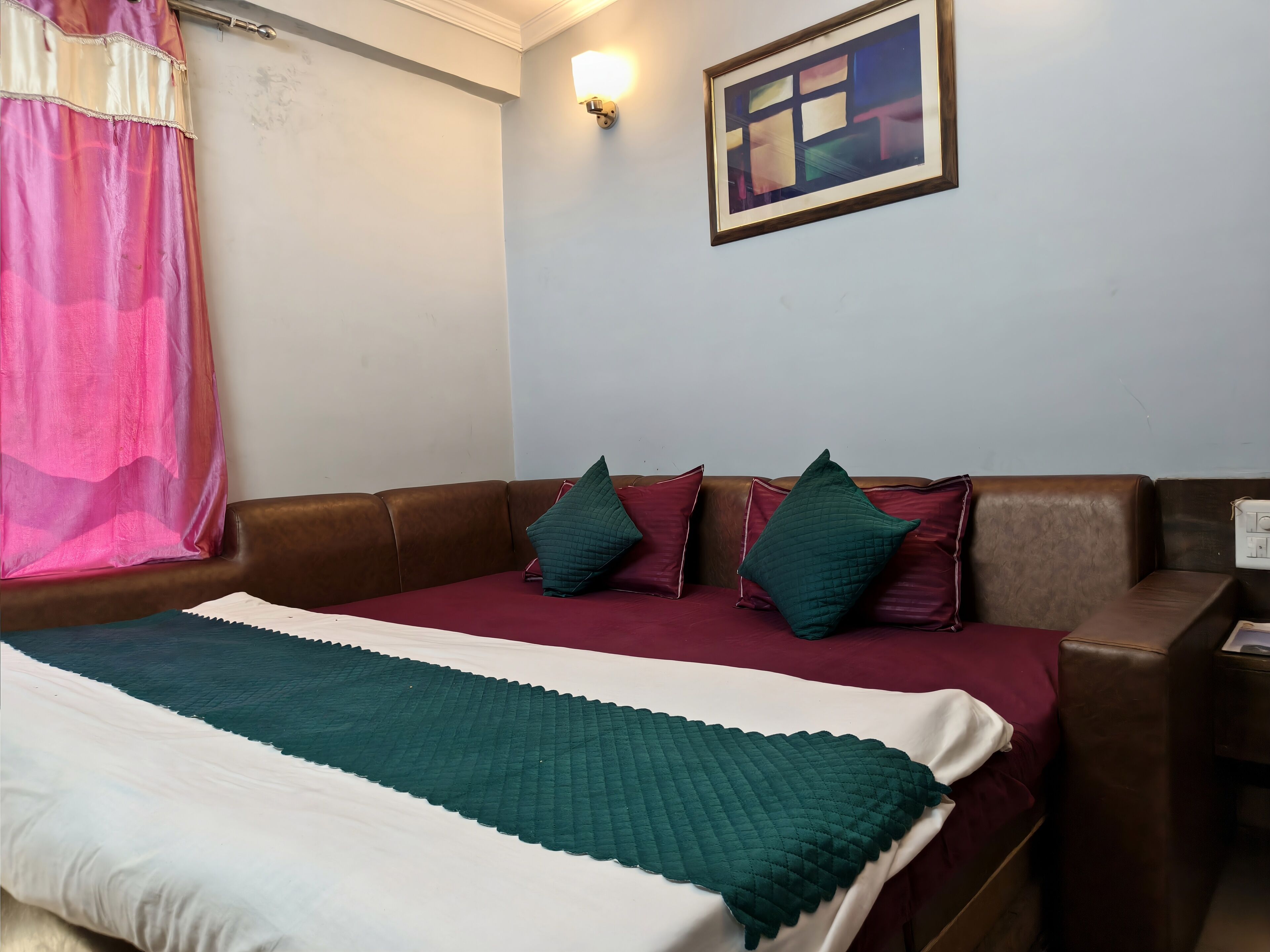 Ropa de cama de alta calidad, escritorio y sistema de insonorización 