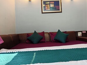 AC Deluxe Triple Bedroom With City View | Premium bedding, desk, soundproofing, rollaway beds - Hotel Shaurya By Sharma Online Solution Haridwar (Haridwar)