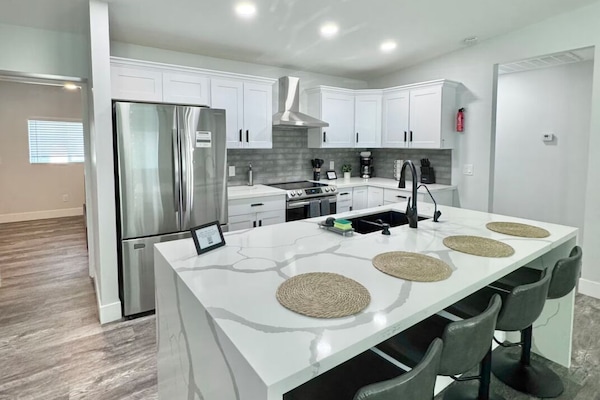 Mikrobølgeovn, ovn, kokeplater og oppvaskmaskin