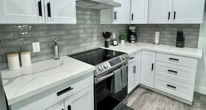 NEW 4-bedroom LUX modern home in Phoenix, AZ! Close to everything!