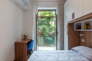 2 bedrooms, desk, iron/ironing board, WiFi