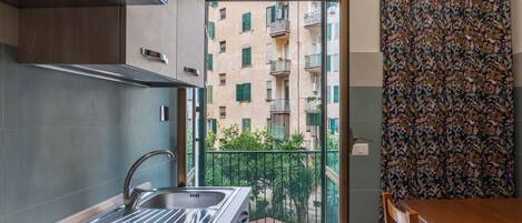 Réfrigérateur, four, plaque de cuisson, bouilloire électrique