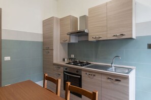 Fridge, oven, stovetop, electric kettle - GuestHost - Garbatella Apartment - Roma (Roma)