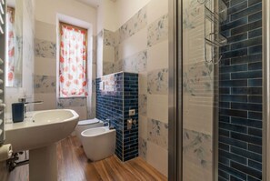 Dusj, hårføner, bidé og håndklær